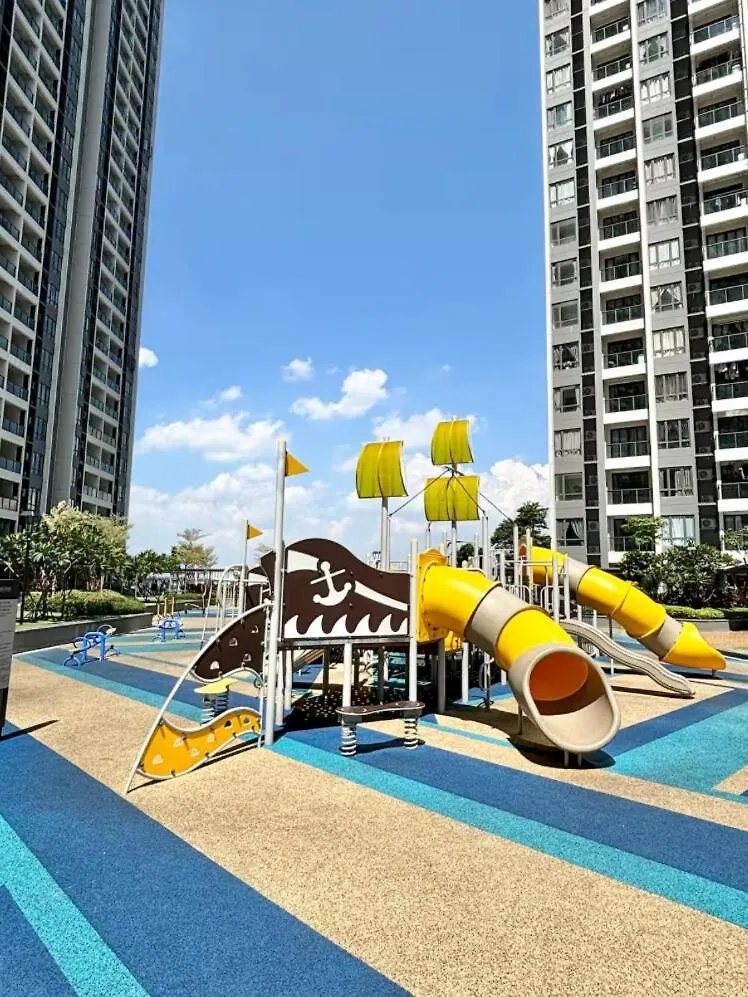 Apartment Holidays At Sea View Penthouse Johor Bahru